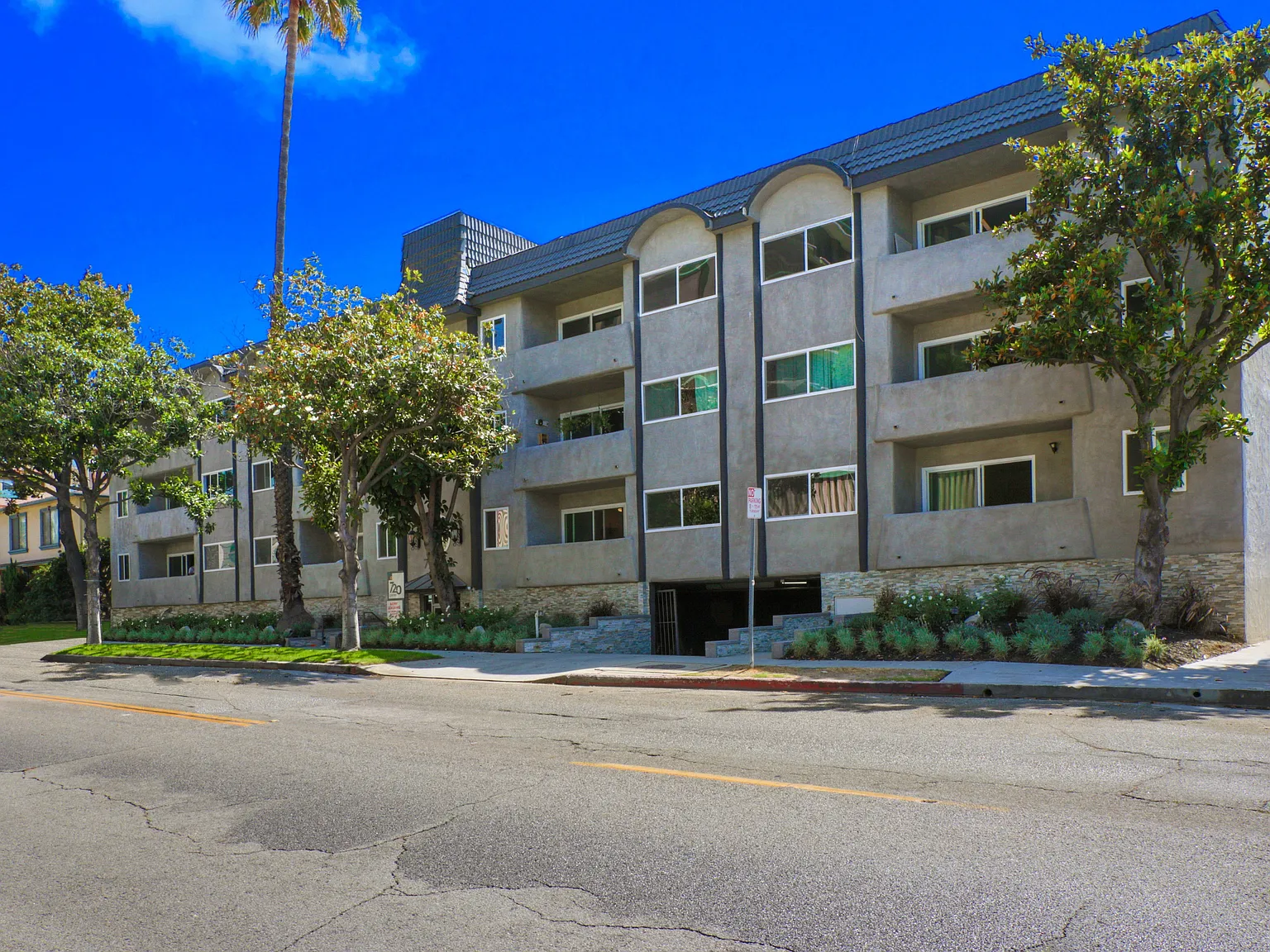 720 Louise Apartments — Photo 3