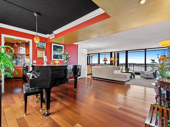 4th image of 136 Lakeshore Drive #910