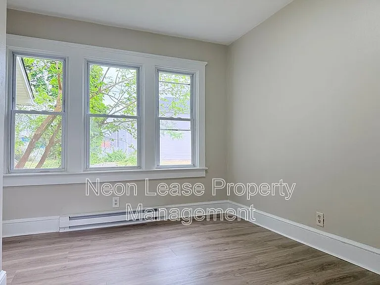 102 Montgomery St — Photo 4