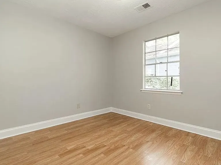 482 Arthur St SW — Photo 1