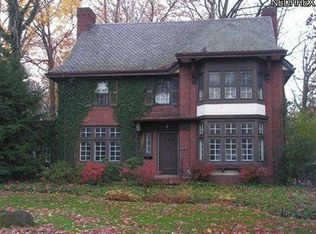 2862 Scarborough Rd, Cleveland Heights, OH 44118