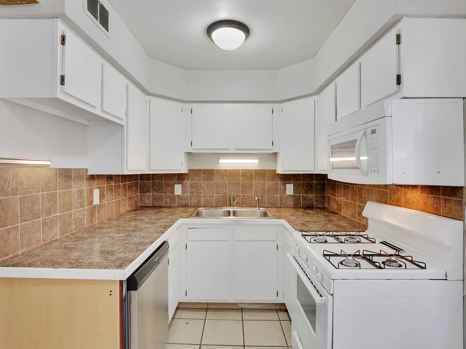 2 bed, 950 sqft, $1,400 — Photo 1