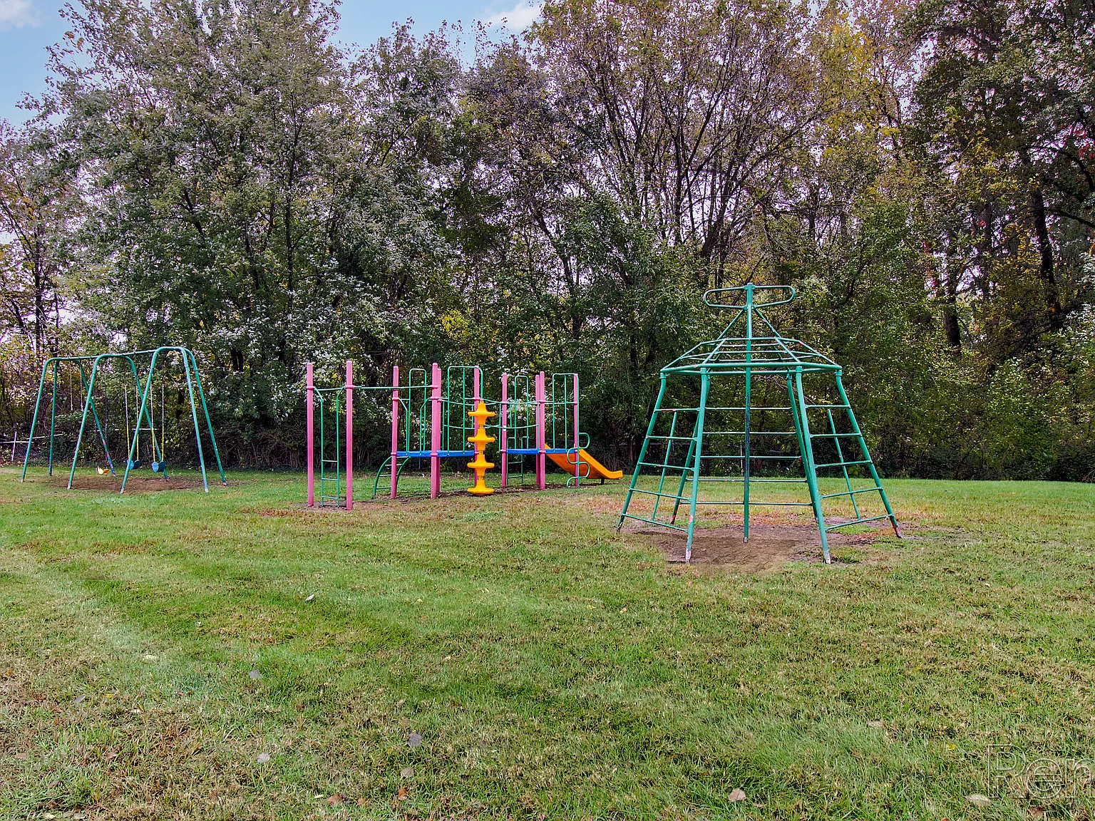 Crossroads Village Apartments — Photo 4