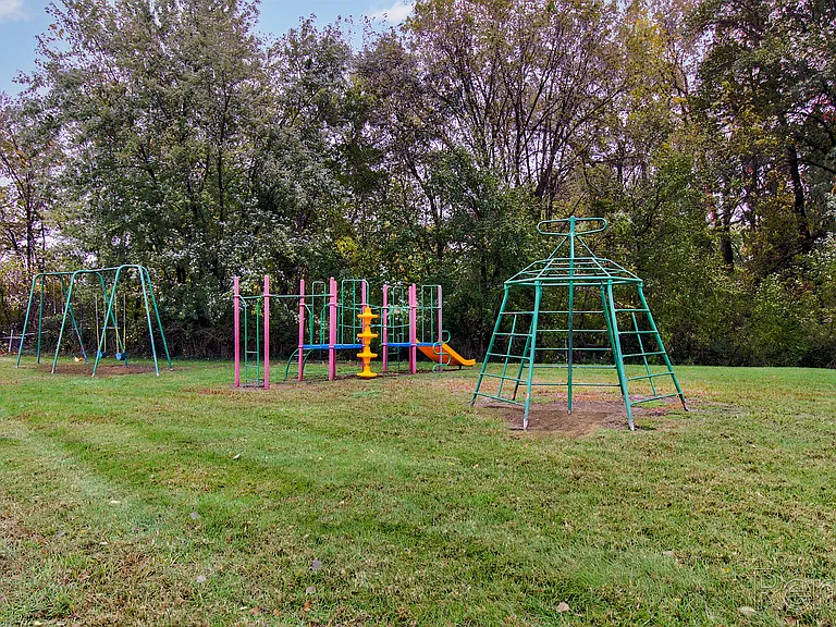 Crossroads Village Apartments — Photo 4