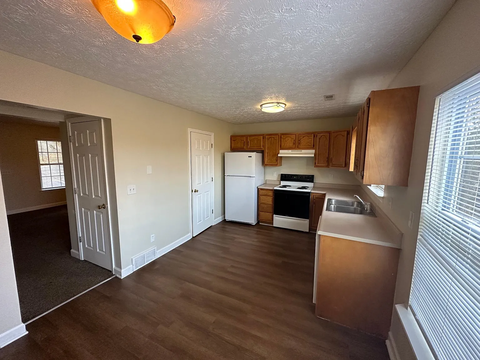 2 bed, 1.5 bath, $895 — Photo 3