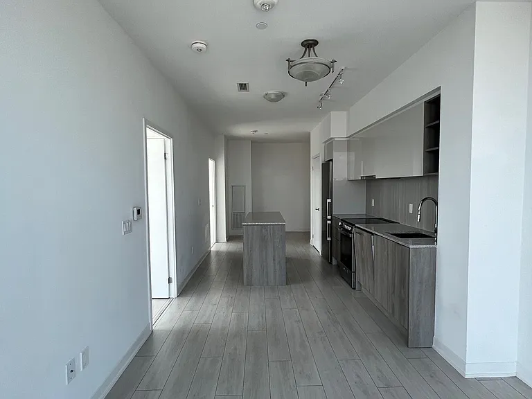 31 Tippett Rd #1402 — Photo 2