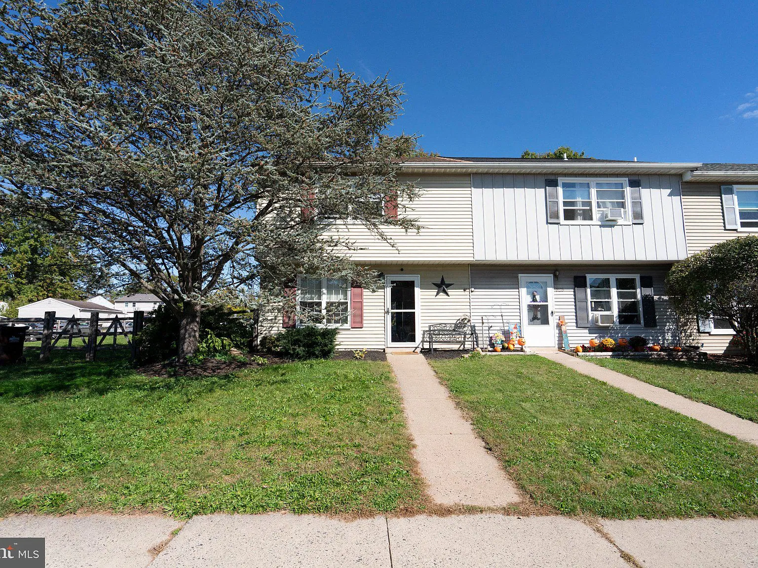 3 bed, 1.5 bath, 1160 sqft, $2,200 — Photo 3