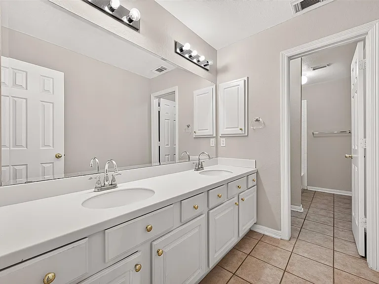 2726 Martinec Dr — Photo 25