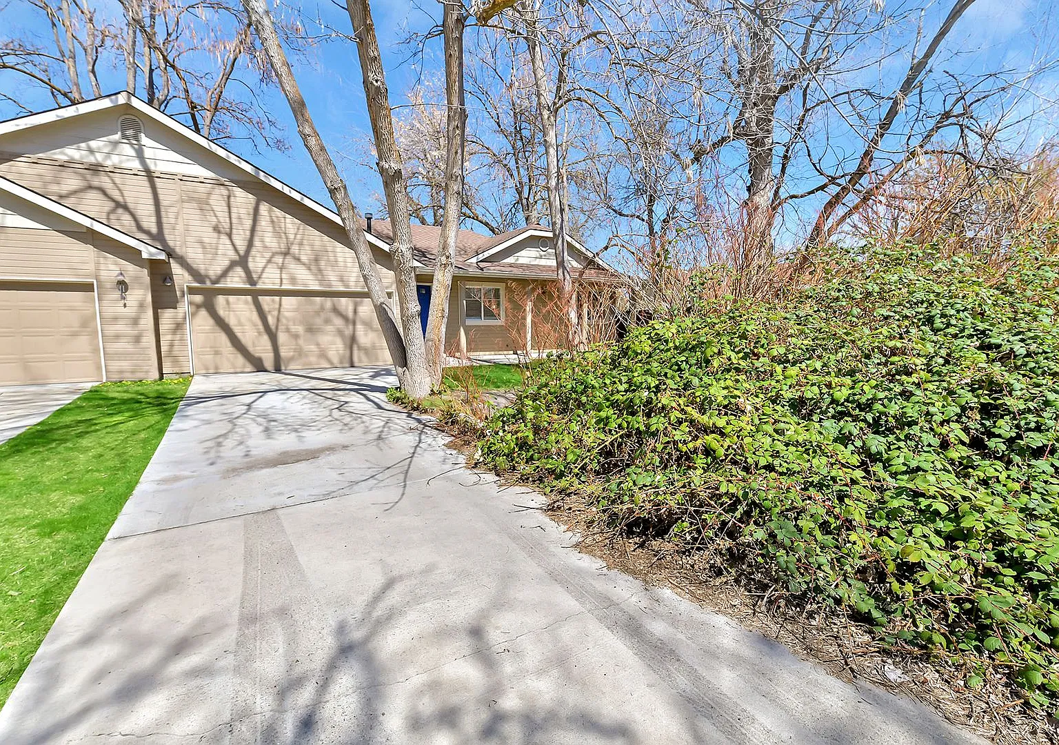 3 Bedroom 2 Bathroom with 2 Car Garage Located on the Central Bench Rim — Photo 1