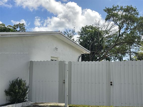 3rd image of 1110 NE 185th St