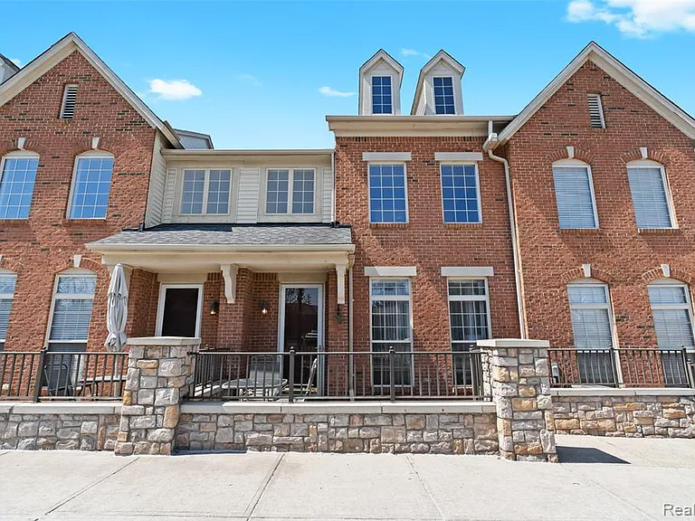 17 N Squirrel Rd — Photo 1