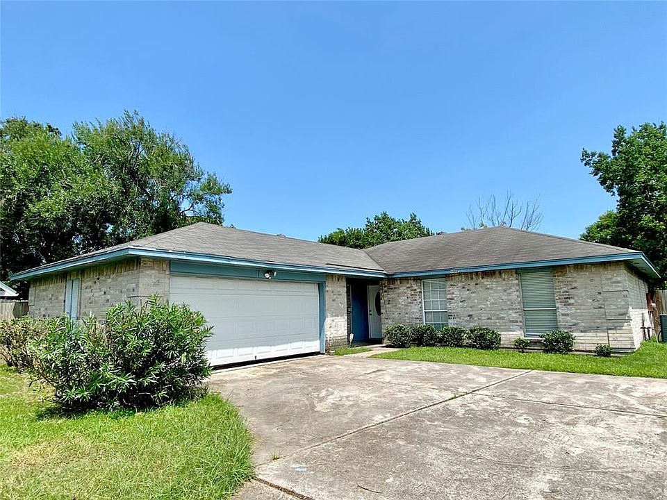 3/2/2 at 4807 Fawndale Way with a good size driveway.