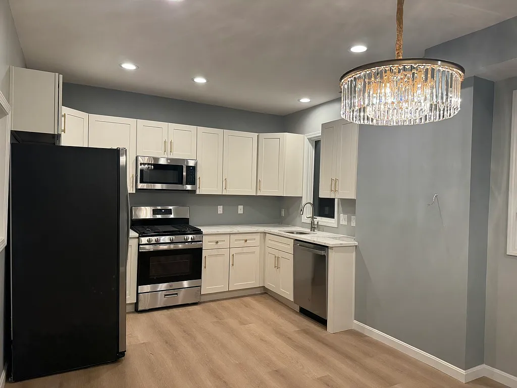 3 bed, 1.5 bath, 944 sqft, $1,800 — Photo 1