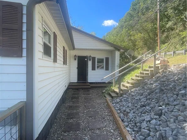 12581 Charleston Rd, Red House, WV 25168