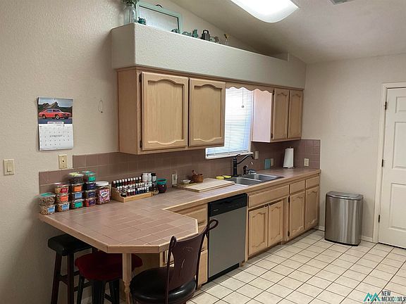 3rd image of 708 Sierra Vista Dr