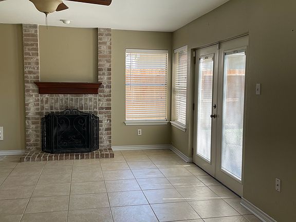 2nd living area down stairs