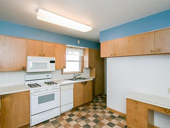 4th image of 204 Madison St