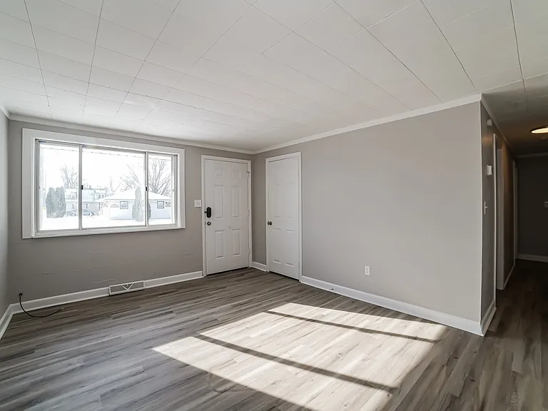1392523_018_living_room_13504514.jpg