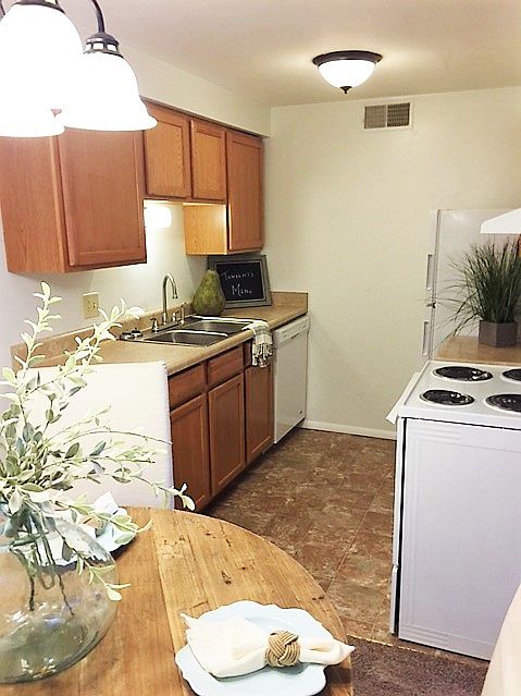 1st image of 806 W Pine Hill Ln APT 01