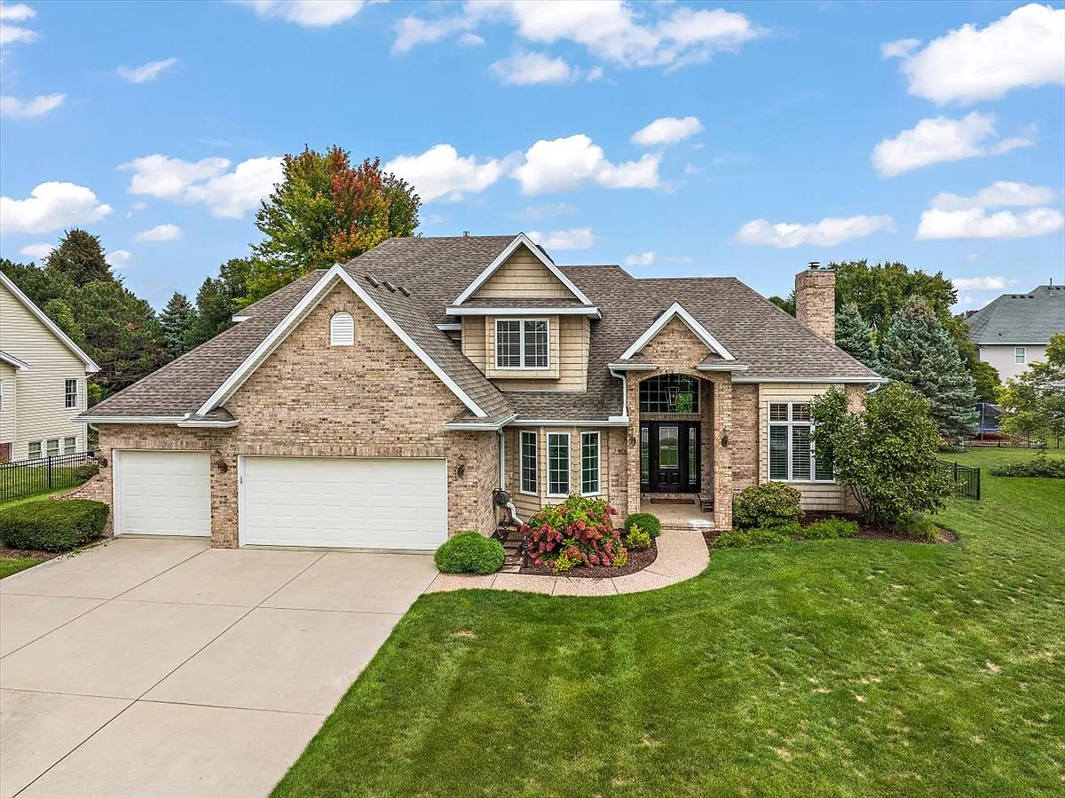 1905 Redbud Ln photo 1