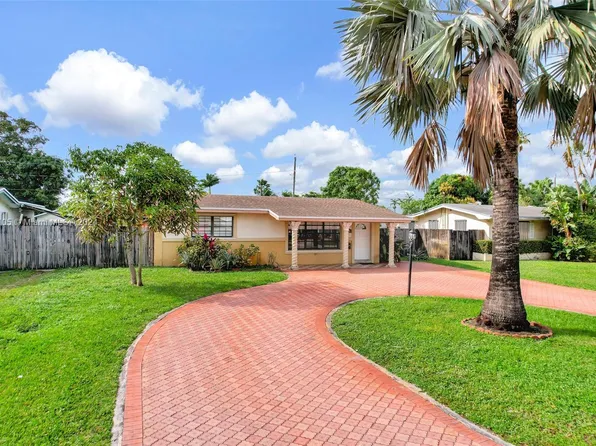 2900 Acapulco Dr, Miramar, FL 33023