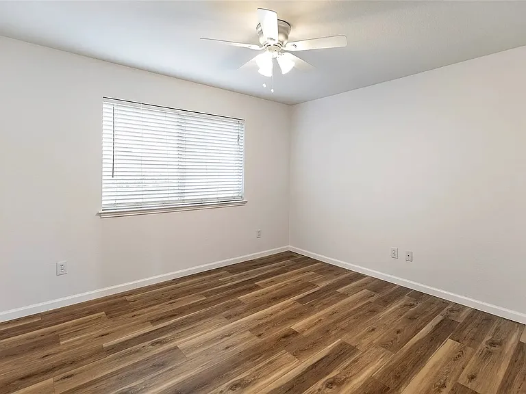 813 Silverbrook Dr — Photo 13