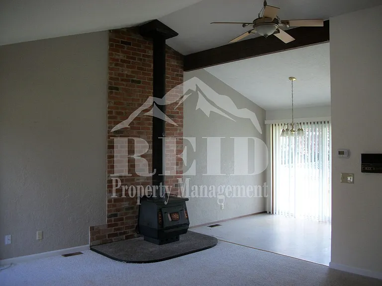 83 NW Nichols Ave — Photo 4