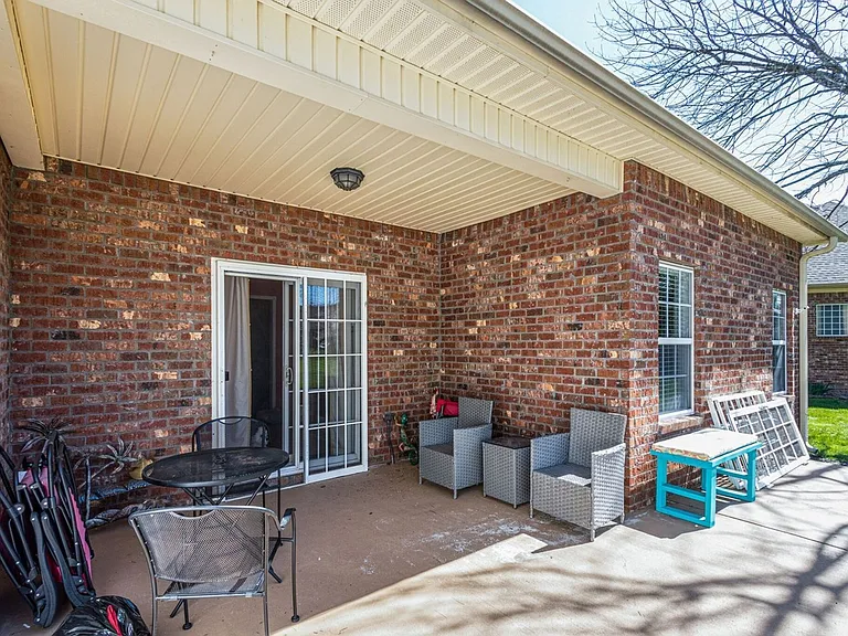 2208 Stanford Ct — Photo 19