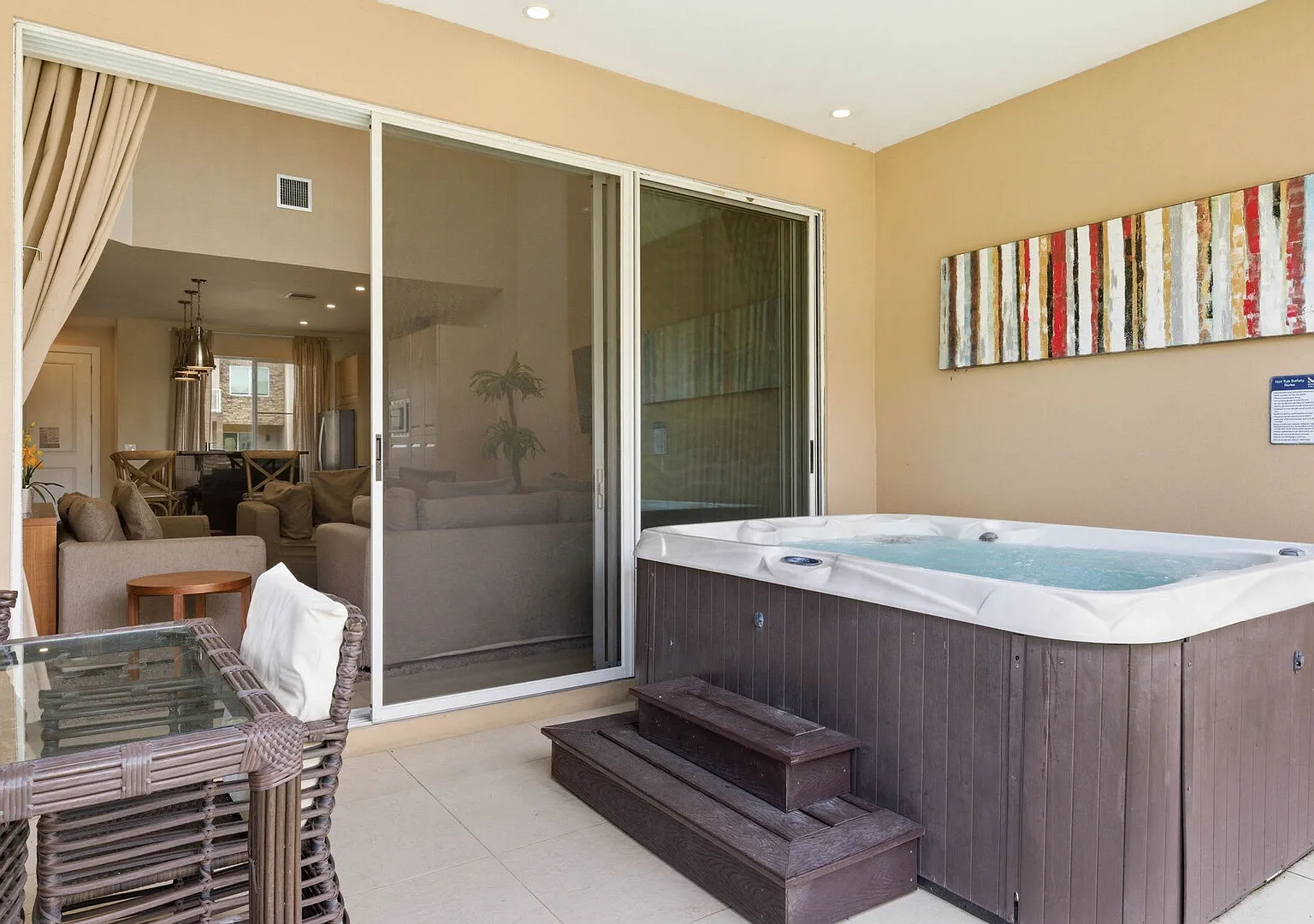 Upscale 3BR suites, Patio with BBQ & Jacuzzi — Photo 2
