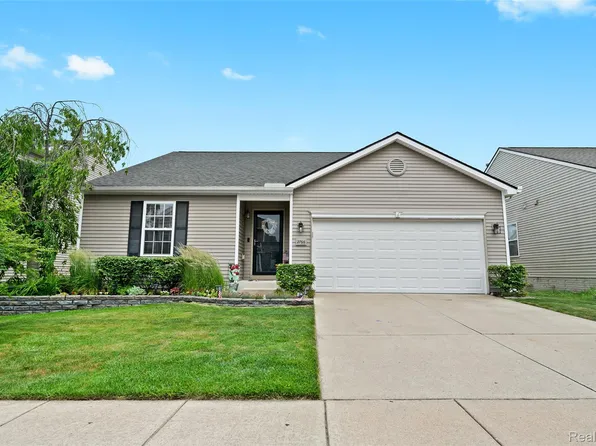 2766 Au Gres River Dr, Fowlerville, MI 48836