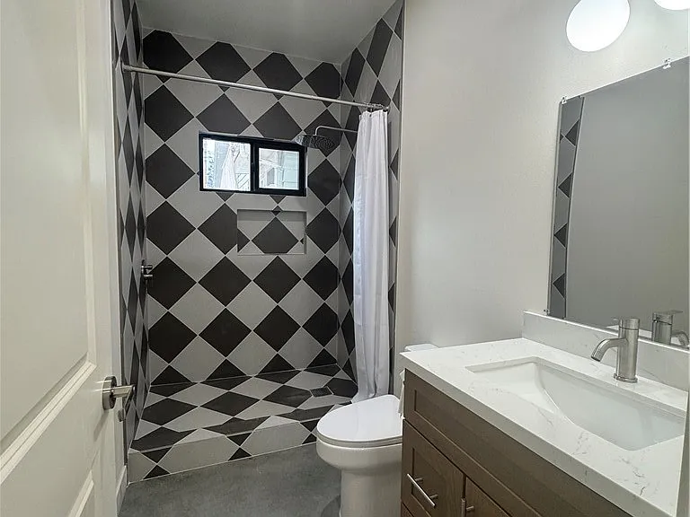 8832 Greenwood Ave — Photo 7