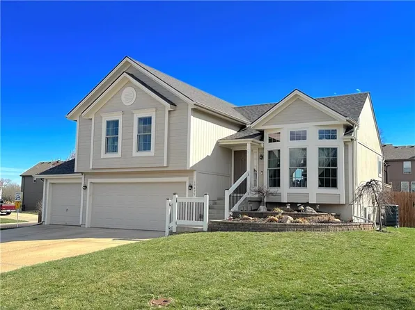 19479 W 207th Ter, Spring Hill, KS 66083