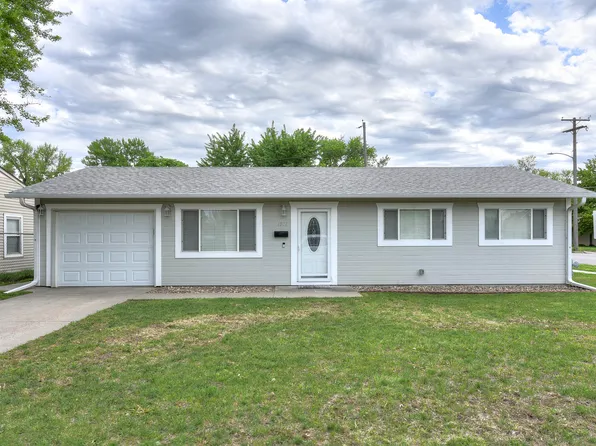 1301 Mayper Dr, Carter Lake, IA 51510