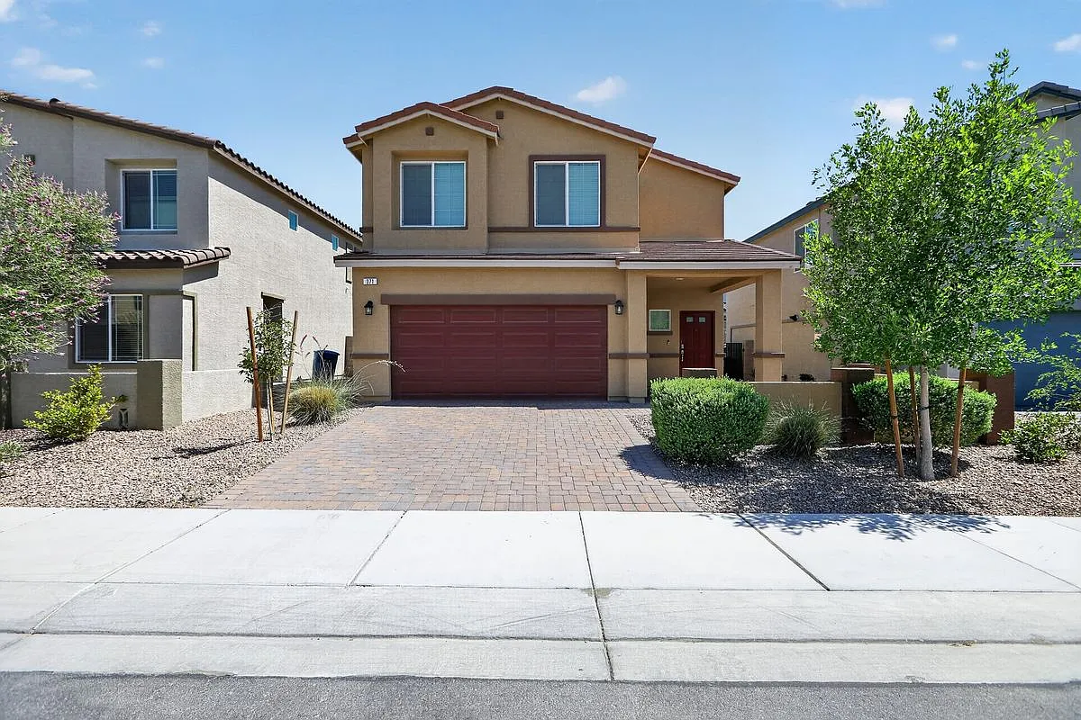 4 bed, 2.5 bath, 1674 sqft, $2,215 — Photo 1