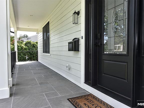 4th image of 515 Hobart Road