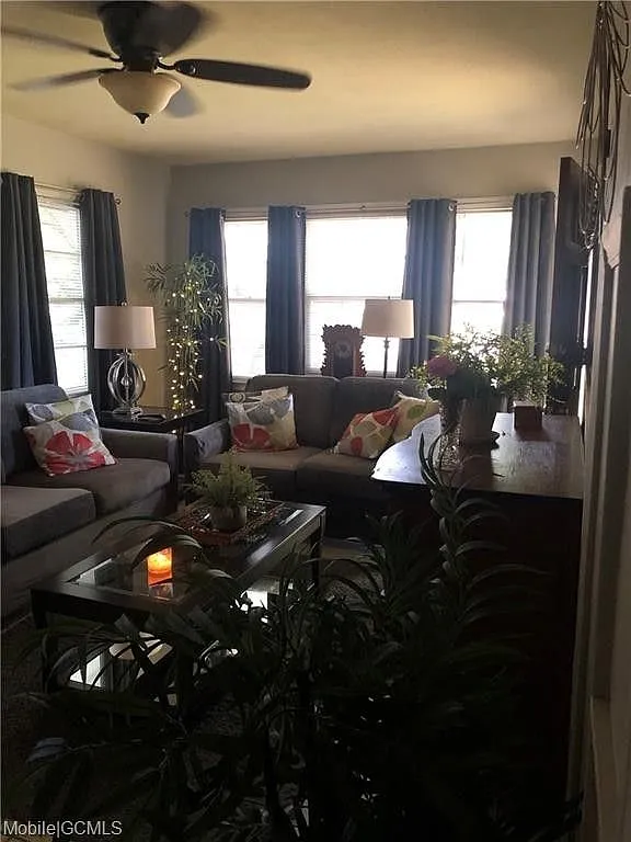 Living Room (Unfurnished) - 55 Thompson Blvd