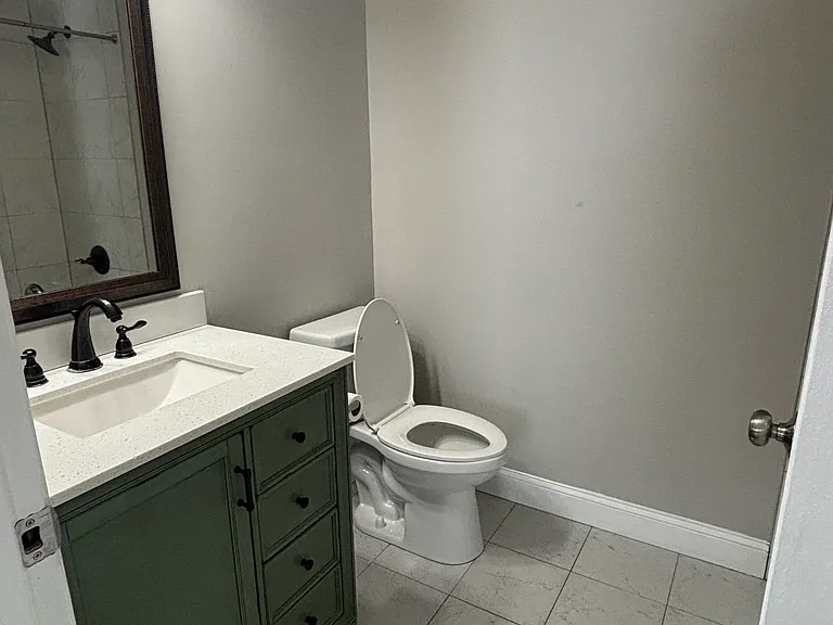 9940 Naylor Ave — Photo 6