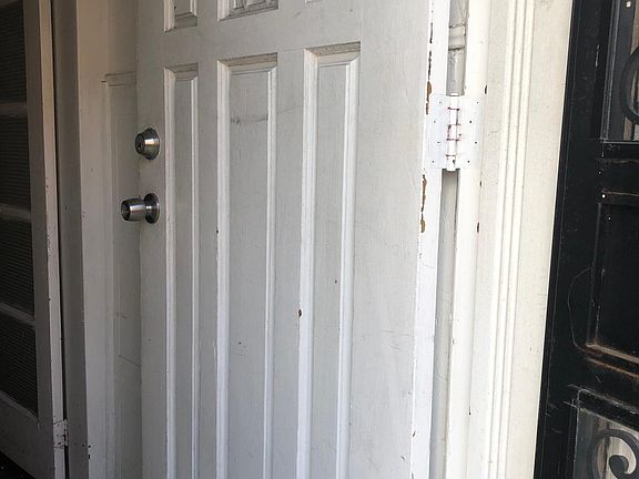 3rd image of 828 Watkins St