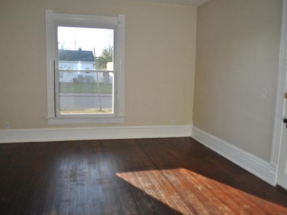 3rd image of 28 Houston St