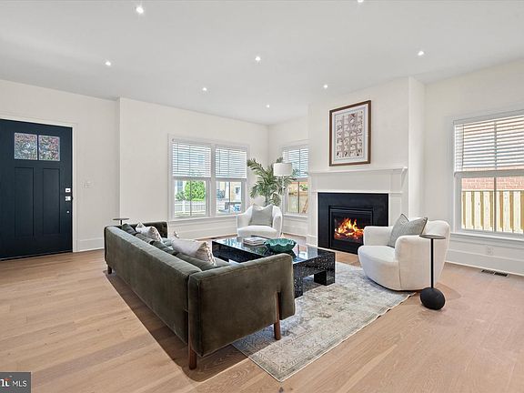 4th image of 26 W Chapman St