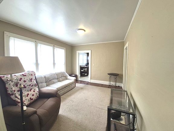 3rd image of 27 W Baker St