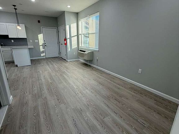 5th image of 10 Lake St #1
