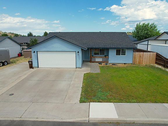 2nd image of 999 NE Snowberry St