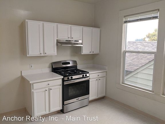 3rd image of 245 30th St APT 3