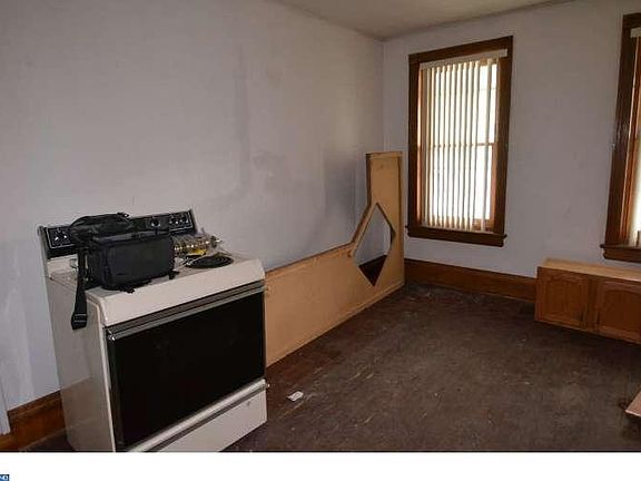 4th image of 210 Charles St