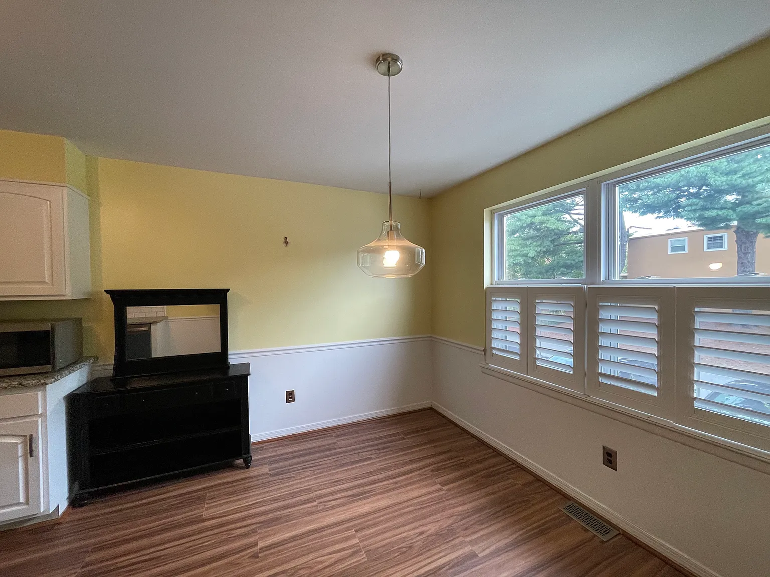 3 bed, 2.5 bath, 1925 sqft, $2,550 — Photo 2