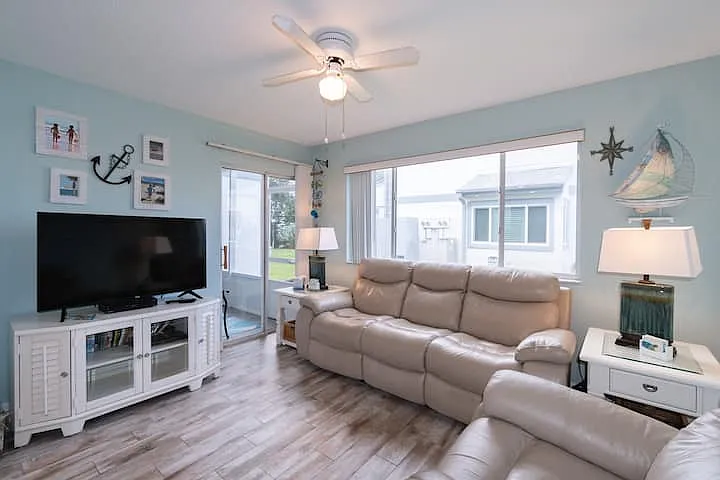 516 Beach Park Ln