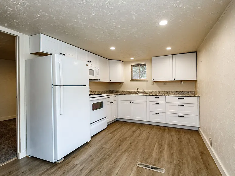 37 Delaware Rd — Photo 3
