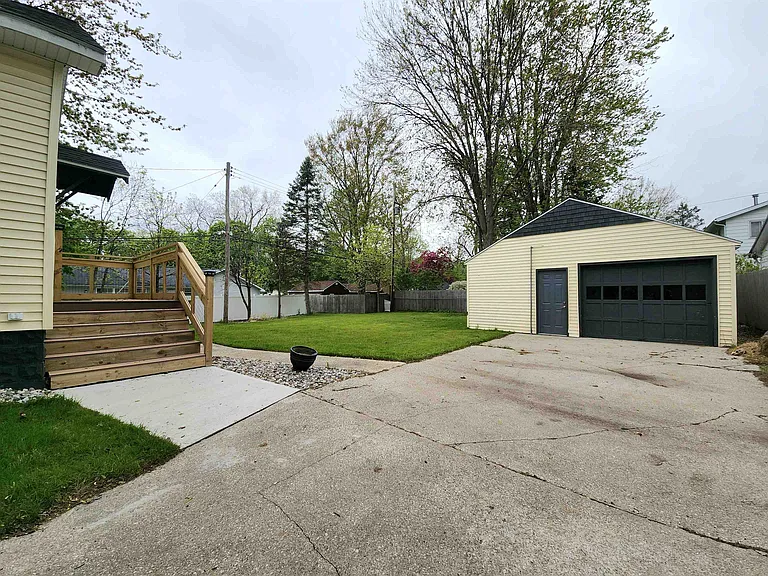 2201 E Ashman St — Photo 16