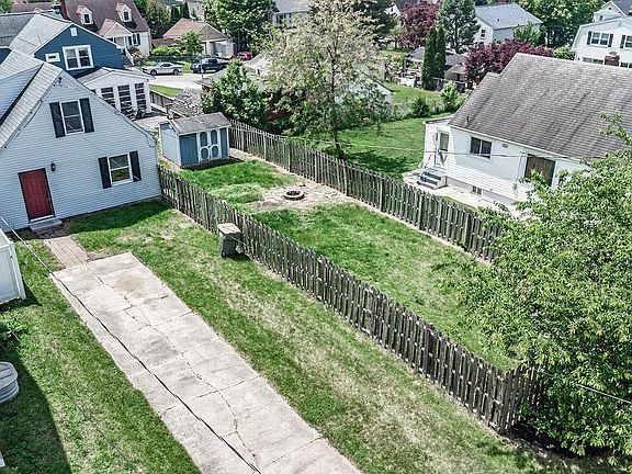 2nd image of 3904 Elmwood St